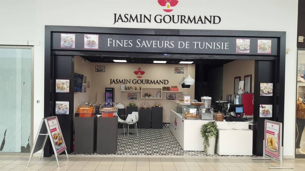 Terrasse et premiers gateaux orientaux Jasmin Gourmand